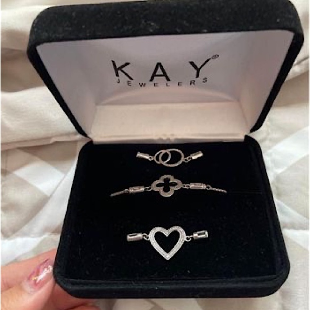 Switchable charms bracelet.